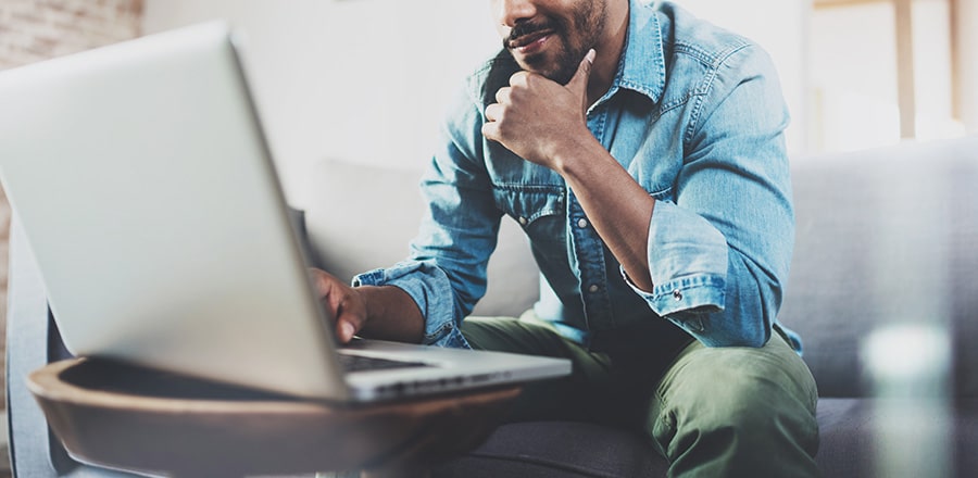 un homme utilisant son ordinateur portable