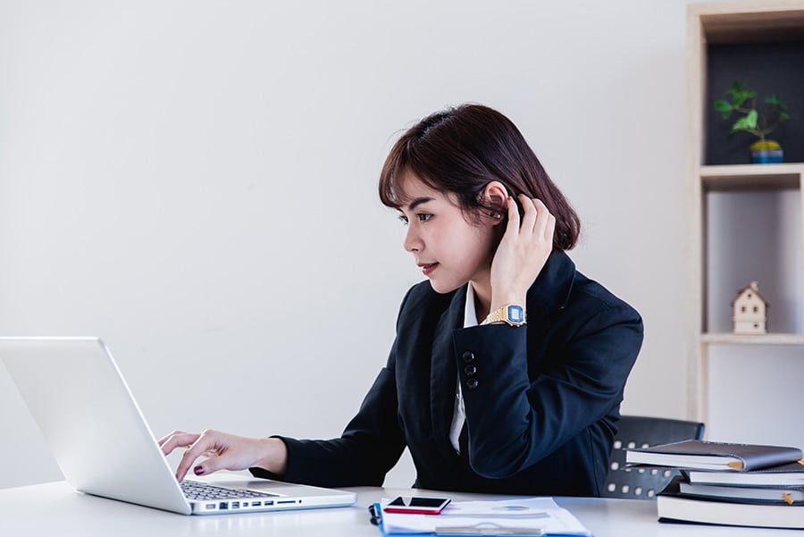 une jeune professionnelle travaillant sur son ordinateur