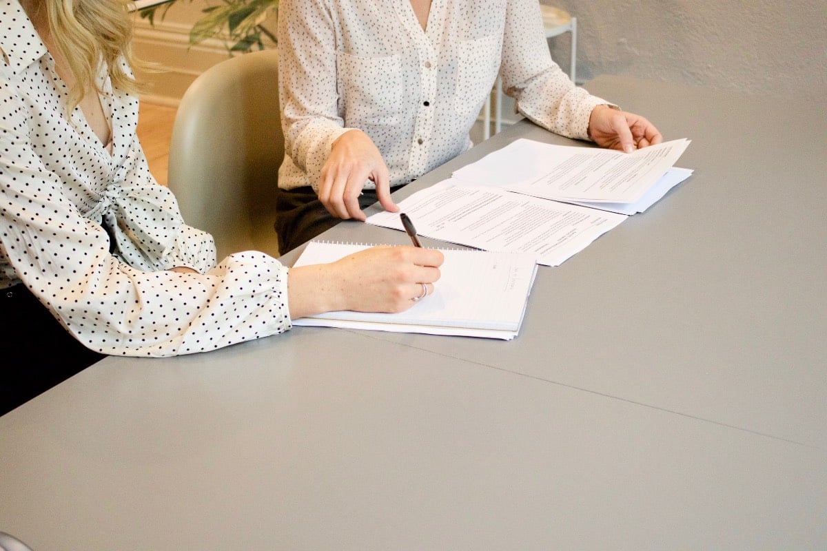 deux femmes daffaires qui redigent un document