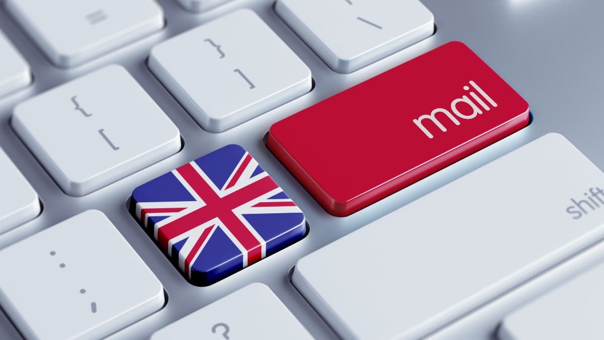 clavier avec un bouton mail et un autre avec le drapeau britannique dessus