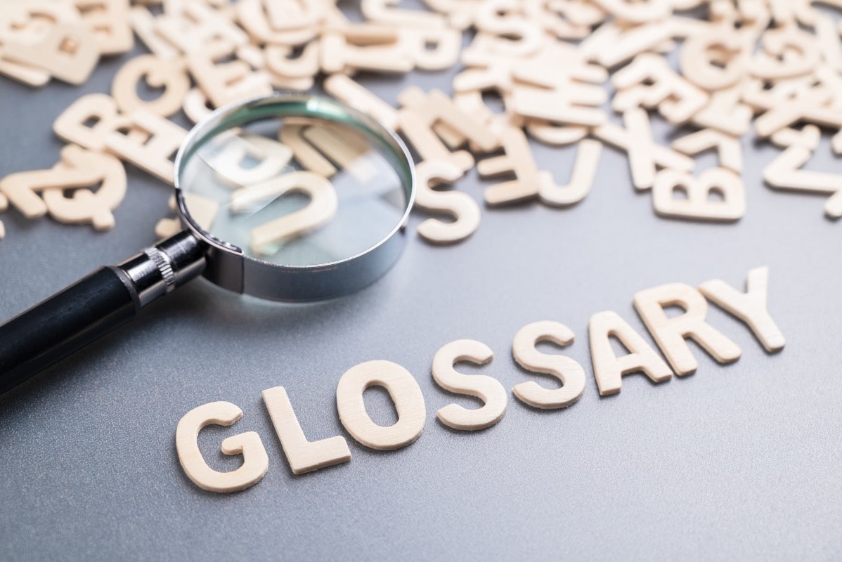 glossaire traduction petits alphabets en bois avec loupe